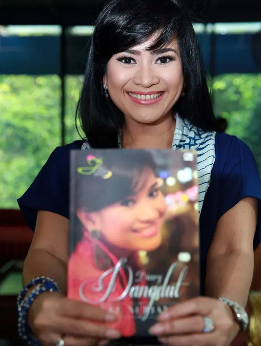 Pelantun lagu Memandangmu yang juga berperan dalam film Berbagi Suami itu akan kembali ke Paman Sam untuk memasyarakatkan musik dangdut. Program budaya lajutan dalam tajuk ‘Amerika Terlena Dangdut 2016’. (Deki Prayoga/Bintang.com)