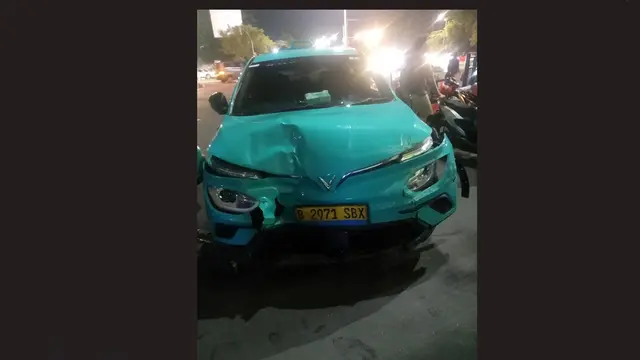 Kecelakaan lalu lintas antara taksi menabrak sepeda motor dan minibus.