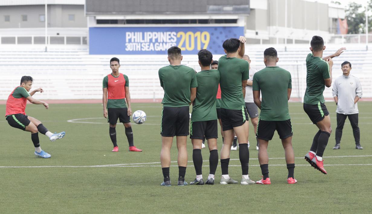 Pemain Timnas Indonesia U-22, Syahrian Abimanyu, melakukan eksekusi tendangan bebas saat latihan di Stadion Rizal Memorial, Manila, Senin (25/11). Latihan ini persiapan jelang laga SEA Games 2019 melawan Thailand. (Bola.com/M Iqbal Ichsan)