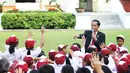 Presiden Joko Widodo saat mendongeng didepan puluhan pelajar di halaman tengah Istana, Jakarta, Rabu (17/5). Jokowi mendongeng untuk anak-anak dengan cerita 'Lutung Kasarung'. (Liputan6.com/Angga Yuniar)