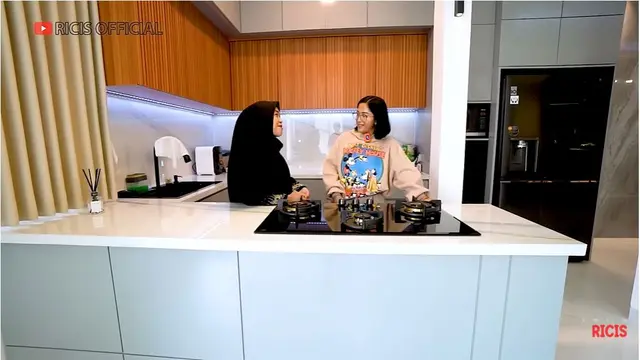 10 Potret Rumah Baru Food Vlogger Farida Nurhan, Dapur dan Mini Bar Estetik Banget
