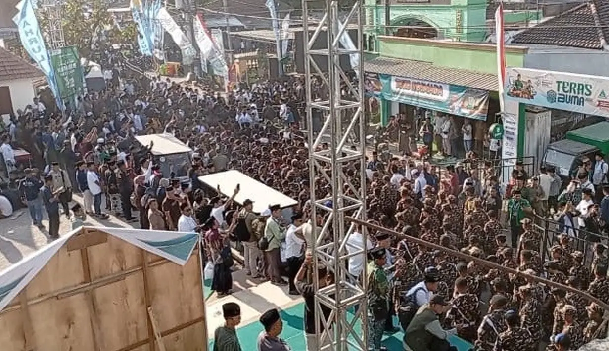 Anggota Banser dan Pagar Nusa mengamankan bagian depan Gedung Serba Guna Ponpes Bahrul Ulum, Tambakberas, Jombang, yang digunakan sebagai ruang sidang pleno Muktamar ke-35 NU dengan agenda mekanisme pemilihan dan penentuan AHWA. (Liputan6.com/ Ahmad Apriyono)