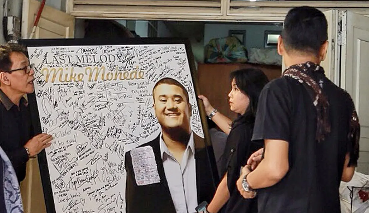 Mike meninggal dunia dalam usia 32 tahun. Beberapa kali, penyanyi yang memiliki suara lembut itu mengeluh sakit pada dadanya. Ia meninggal akibat serangan jantung. (Galih W. Satria/Bintang.com)