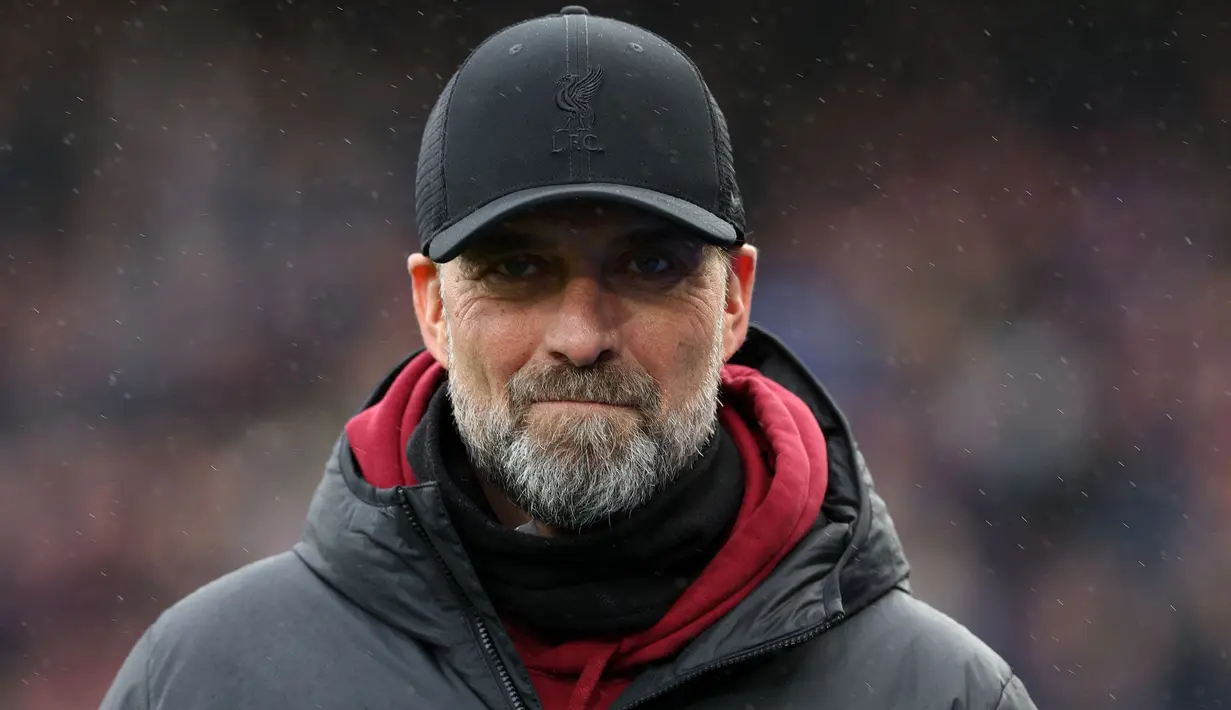 Pelatih Liverpool, Jurgen Klopp yang telah menyatakan akan meninggalkan Liverpool pada akhir musim 2023/2024 tercatat menjadi pelatih aktif dengan masa kerja terlama menangani sebuah klub di Premier League. Musim ini menjadi musim ke-9 ia membesut Liverpool sejak menandatangani kontrak pada awal musim 2015/2016 menggantikan Brendan Rodgers setelah sebelumnya menangani Borussia Dortmund. (AFP/Adrian Dennis)