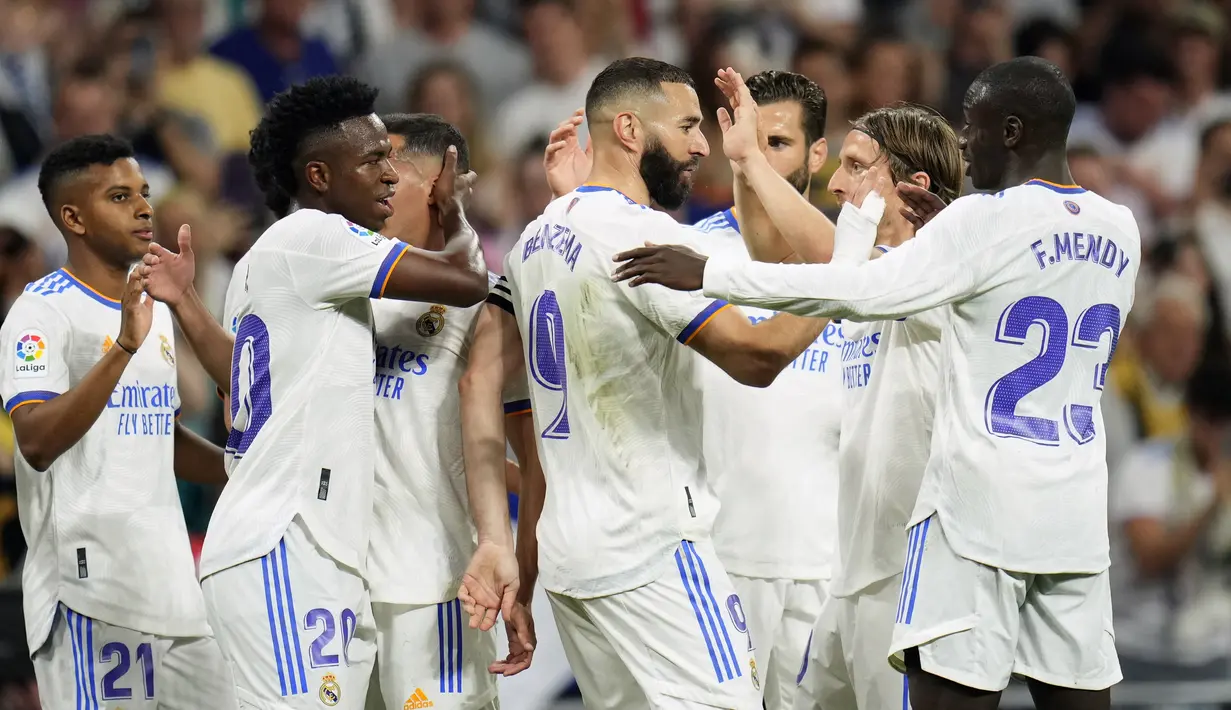 Pemain Real Madrid Karim Benzema merayakan dengan rekan setimnya usai mencetak gol ke gawang Levante pada pertandingan sepak bola La Liga Spanyol di Stadion Santiago Bernabeu, Madrid, 12 Mei 2022. Real Madrid menang 6-0. (AP Photo/Manu Fernandez)
