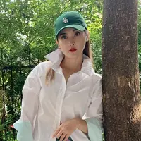 Tampil dengan kemeja berwarna putih, Eva Anindita memilih memadukan penampilannya mengguankan baseball hat berwarna hijau. Penampilan kasualnya ini pun bisa dijadikan inspirasi saat berkumpul dengan teman-teman atau liburan. (Liputan6.com/IG/@eva_anindita_zachrie)