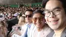 <p>Untuk melengkapi gaya, Nicholas Saputra juga tampak sempurna dengan kacamata hitam dengan frame bulat yang sesuai dengan bentuk wajah Nicholas Saputra. (FOTO: instagram.com/siarabilaa/)</p>