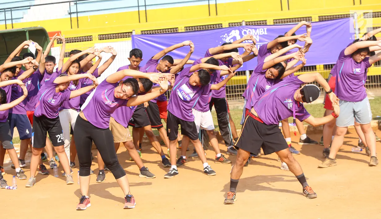 Peserta melakukan pemanasan saat Coaching Clinic di Stadion Soemantri Brodjonegoro, Jakarta, Sabtu (28/7). Kegiatan ini diikuti siswa SMA dan guru dalam Combi Run Academy. (Liputan6.com/Fery Pradolo)