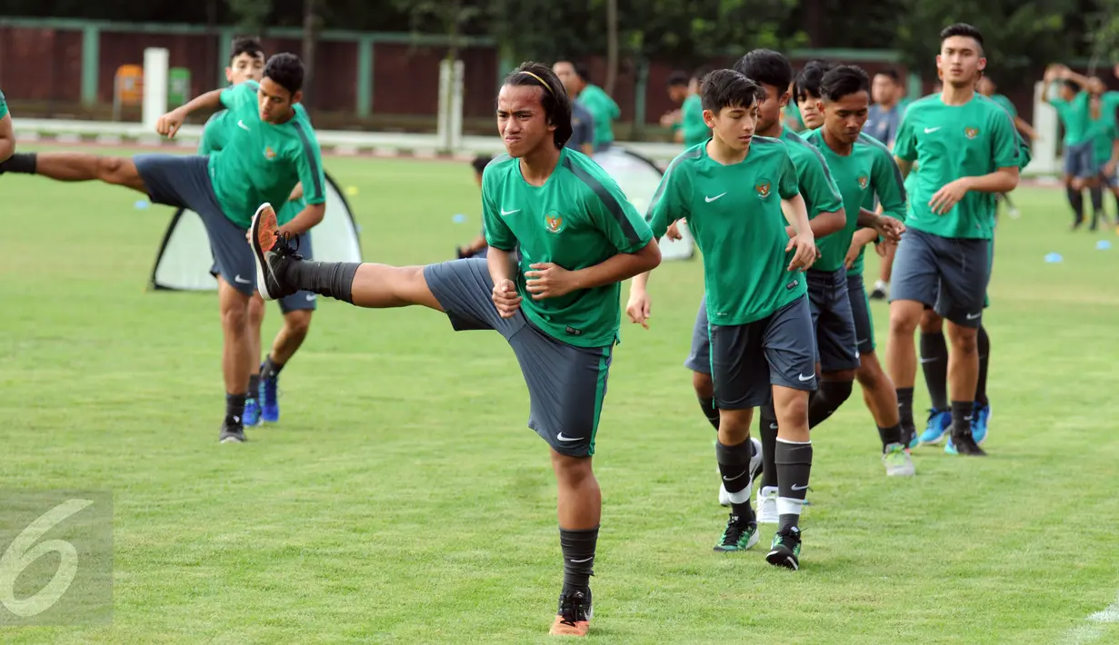 M Rafid Habibie (tengah) saat mengikuti latihan seleksi Timnas Indonesia U-19 di Lapangan Atang Sutresna, Jakarta, Kamis (6/4). 14 pemain yang pernah berlaga di luar negeri mengikuti seleksi masuk Timnas Indonesia U-19. (Liputan6.com/Helmi Fithriansyah)