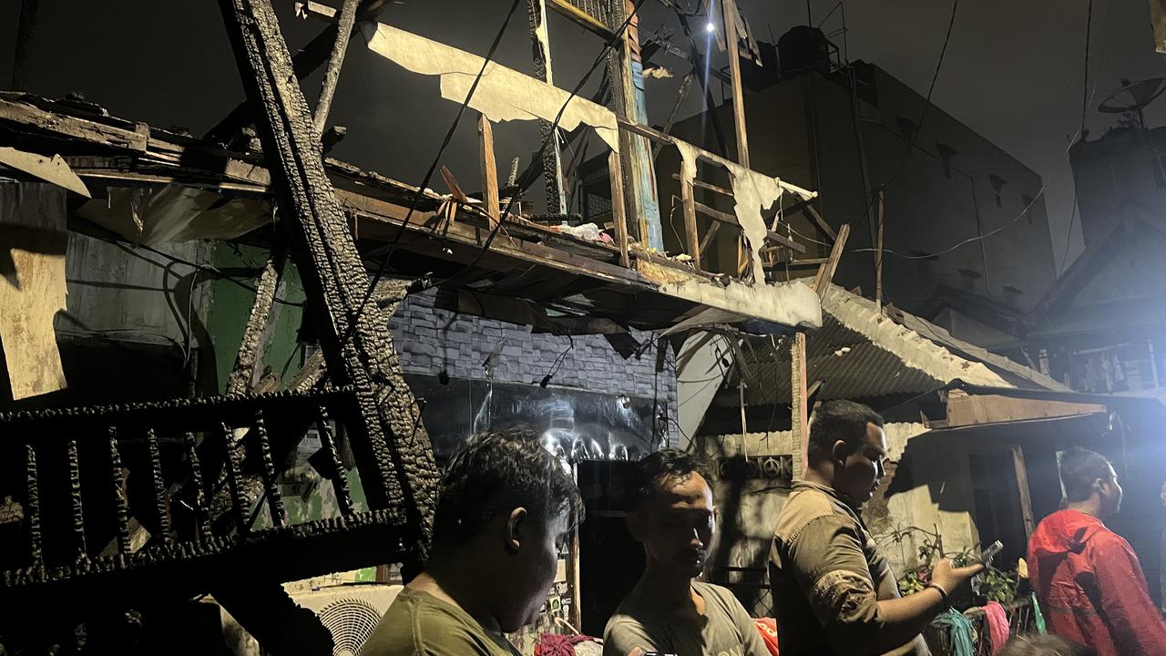 Sejumlah rumah tinggal di lingkungan padat penduduk Jalan Pangeran Jayakarta Nomor 28 RT 06/RW 04, Mangga Dua Selatan, Sawah Besar, Jakarta Pusat, hangus terbakar pada Selasa (21/1/2025). (Liputan6.com/Winda Nelfira)