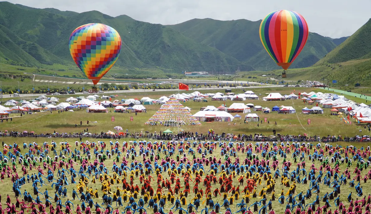 Para penari lokal menampilkan tarian tradisional Tibet dalam upacara pembukaan Pertunjukan Tari Guozhuang Luqu di Luqu, Prefektur Otonom Etnis Tibet Gannan, Provinsi Gansu, China, 12 Agustus 2020. Lebih dari 3.000 penari ikut serta dalam pertunjukan tersebut. (Xinhua/Huang Zemin)
