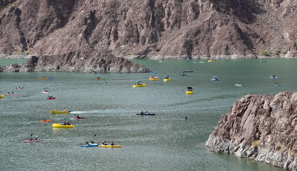 Wisatawan bermain perahu dan kayak di Bendungan Hatta, Dubai, 15 Februari 2019. Glamping atau glamorous camping sedang menjadi tren di kalangan traveler beberapa tahun belakangan. (Karim Sahib/AFP)