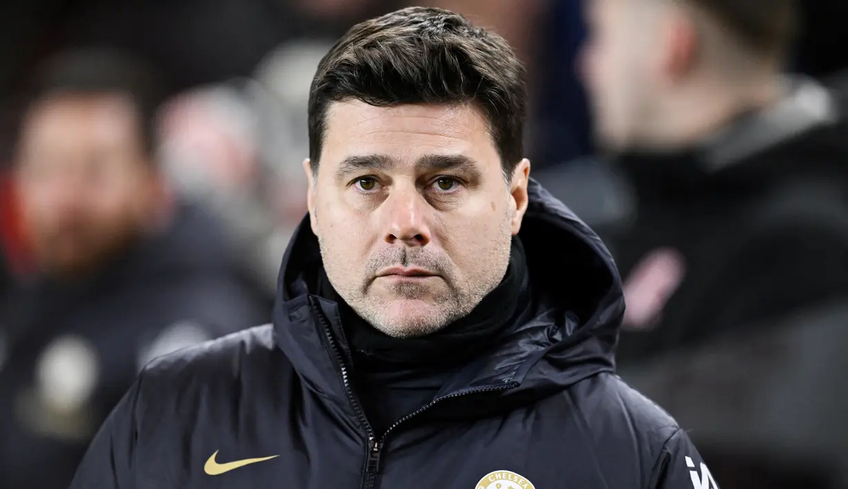 Pelatih Chelsea, Mauricio Pochettino, tampak bersedih setelah anak asuhnya ditaklukkan Middlesbrough dalam laga leg pertama semifinal Carabao Cup 2023/2024 yang digelar di Riverside Stadium, Rabu (10/1/2024). (AFP/Oli Scarff)