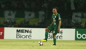 Bek Persebaya, Rachmat Irianto, saat laga vs Persib di Stadion Gelora Bung Tomo, Surabaya, Kamis (26/7/2018). (Bola.com/Aditya Wany)
