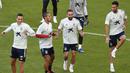 Para pemain Timnas Spanyol saat sesi latihan jelang laga UEFA Nations League di Stuttgart, Jerman, Rabu (2/8/2020). Spanyol akan berhadapan dengan Jerman. (AFP/Thomas Kienzle)