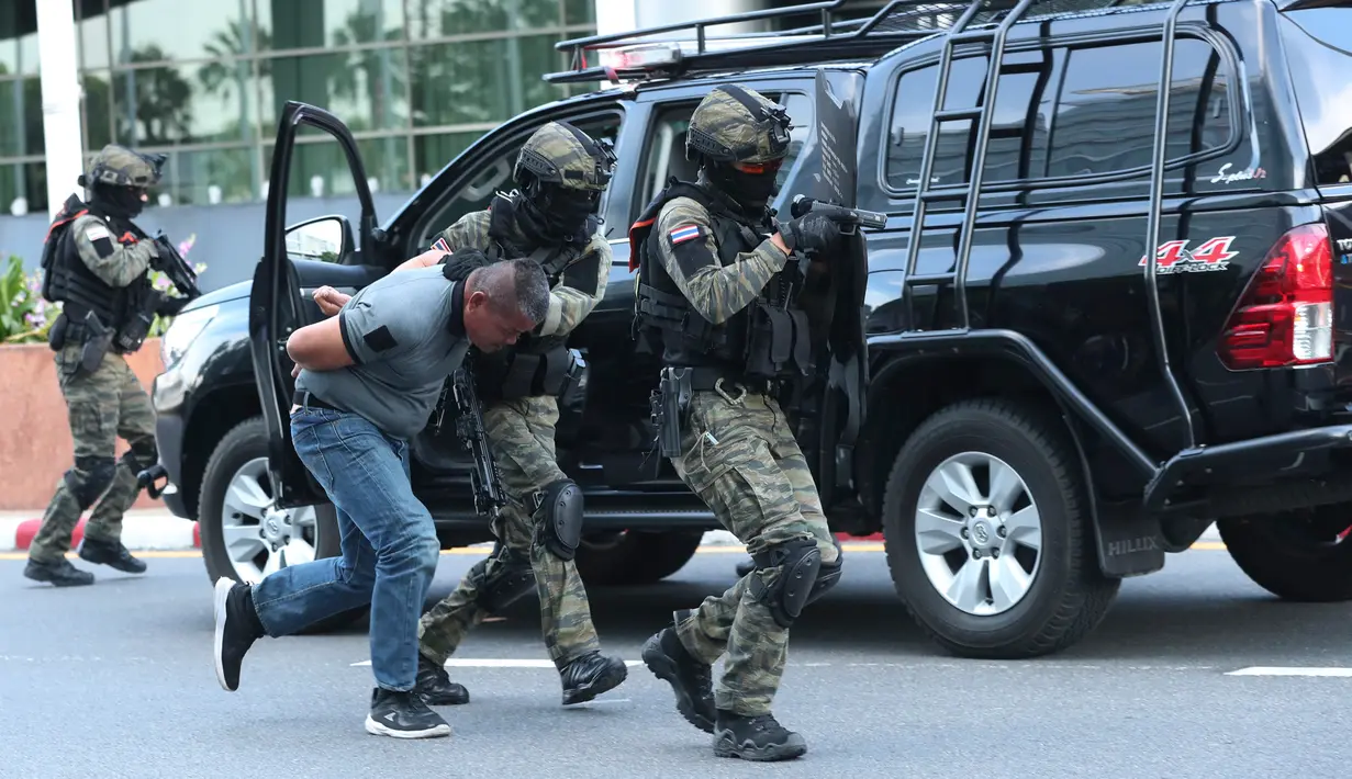 Tentara melumpuhkan pelaku teror pada simulasi anti-terorisme di provinsi Nonthaburi, Thailand, Selasa (29/10/2019). Simulasi tersebut latihan untuk antisipasi ancaman teorirsme menjelang Konferensi Tingkat Tinggi (KTT) ke-35 ASEAN akan digelar di Thailand pada 2-4 November. (AP/Sakchai Lalit)