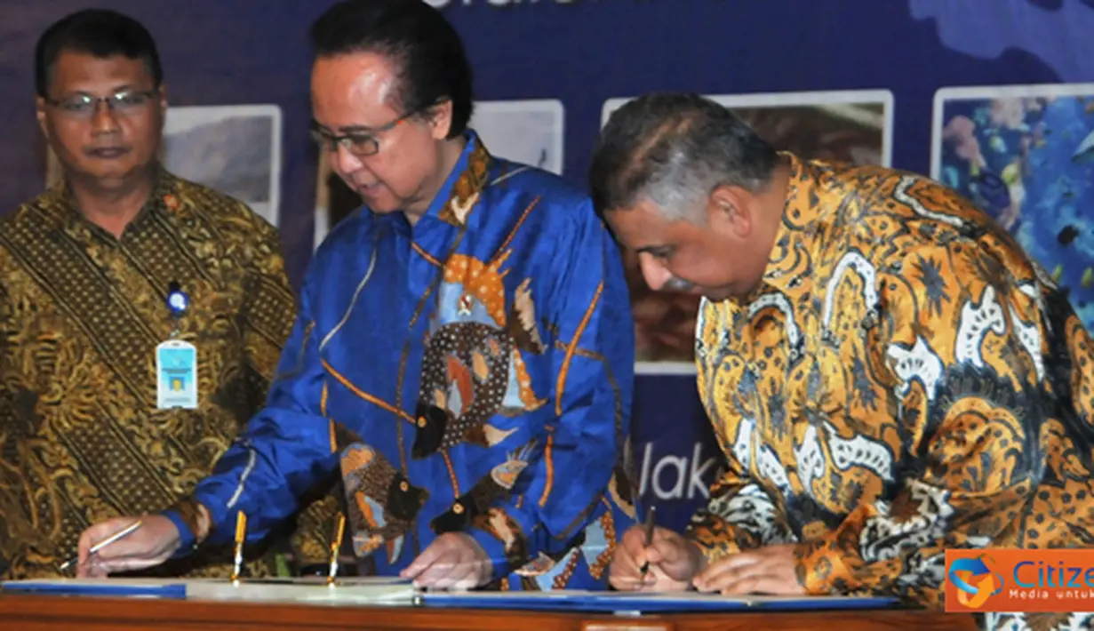 Citizen6, Jakarta: MKP Sharif C Sutardjo dan Dirut BRI menanda tanganni naskah kerjasama KKP dan BRI. (Pengirim: Efrimal Bahri)