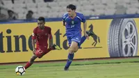 Gelandang Indonesia, Todd Rivaldo Ferre, saat melawan Chinese Taipei pada laga AFC U-19 di SUGBK, Jakarta, Kamis (18/10/2018). Indonesia menang 3-1 atas Chinese Taipei. (Bola.com/M Iqbal Ichsan)