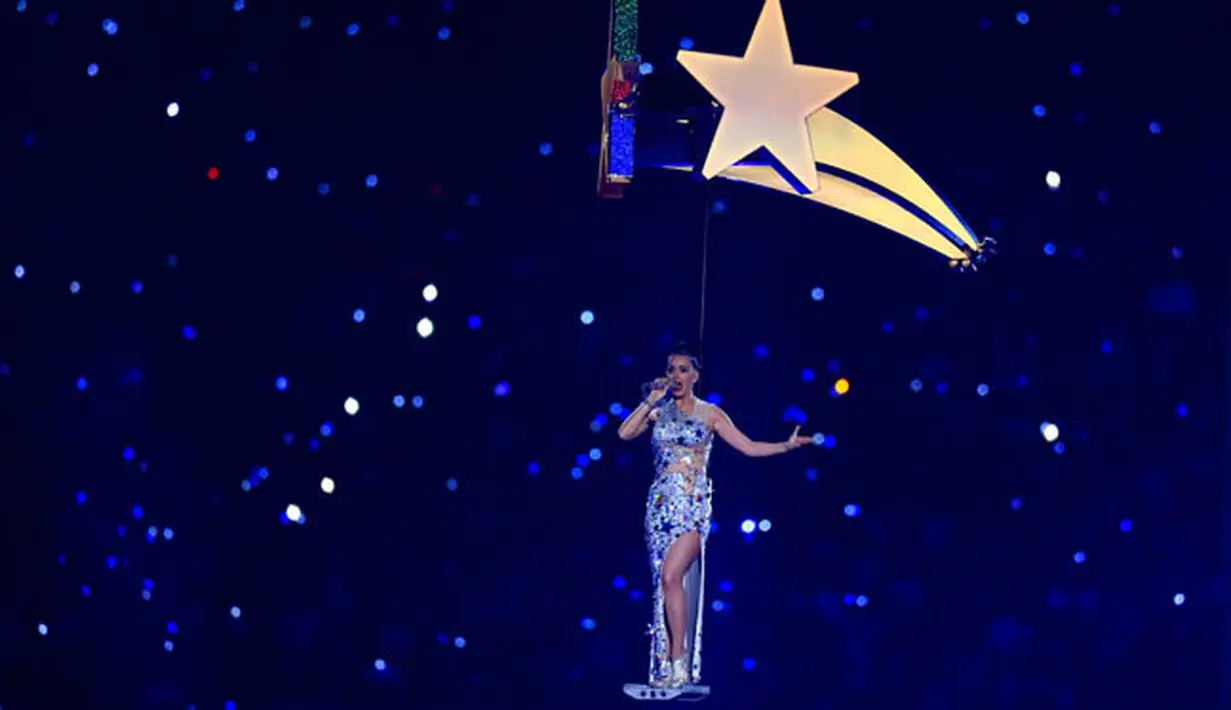 Katy Perry saat diangkat setinggi 50 kaki dengan sebuah perkakas mekanis sambil bernyanyi di ajang Super Bowl XLIX Halftime Show di University of Phoenix Stadium, Arizona, Amerika Serikat, Minggu (1/2/2015). (Andrew Weber-USA TODAY Sports)