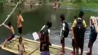 VIDEO: Jembatan Ambruk, Pelajar Basah Kuyup ke Sekolah 
