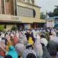 Masyarakat mengikuti Salat Idul Fitri yang digelar di Gedung Pimpinan Pusat (PP) Muhammadiyah, Menteng, Jakarta Pusat. (Liputan6.com/Winda Nelfira)