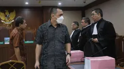 Jaksa Penuntut Umum (JPU) menyakini para terdakwa bersalah melakukan korupsi secara bersama-sama dalam kasus tersebut. Tampak dalam foto, terdakwa kasus dugaan korupsi tata kelola minyak mentah, Martin Haendra Nata (tengah) usai mengikuti sidang pembacaan tuntutan di Pengadilan Tindak Pidana Korusi (Tipikor), Jakarta, Kamis (23/4/2026). (Kapanlagi.com/Budy Santoso)