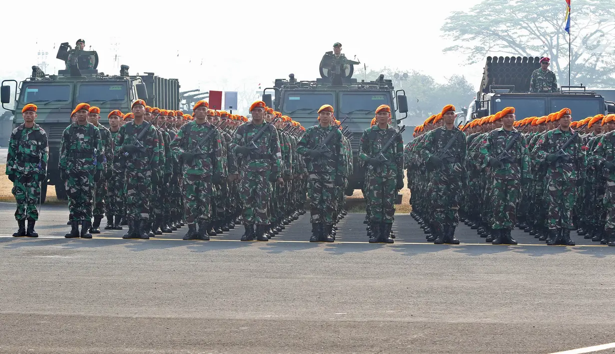 Prajurit TNI AD mengikuti apel kesiapan pasukan pengamanan pelantikan presiden dan wakil presiden terpilih 2019-2024 di Lanud Halim Perdanakusuma, Jakarta, Senin (30/9/2019). Apel diikuti TNI AD, TNI AL, dan TNI AU. (Liputan6.com/Herman Zakharia)