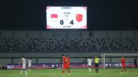 Di babak pertama, China menutup laga dengan keunggulan 4-0. Tampak dalam foto, papan skor menunjukkan hasil pertandingan babak pertama antara Timnas Indonesia U-17 dan China dalam laga uji coba di Indomilk Arena, Tangerang, Banten, Minggu (8/2/2026). (Bola.com/M Iqbal Ichsan)