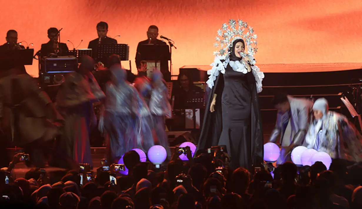 "Aduh itu jadi alasan aku untuk nyanyi karena ada penyanyi hebat. Aku bangga dan senang banget bisa nyanyiin lagu yang jadi ikon di Ayat Ayat Cinta pertama ciptaan Sherina, Jalan Cinta,” ujar Dewi Sandra. (Deki Prayoga/Bintang.com)