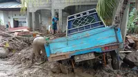 Banjir bandang kembali menerjang kawasan di Kabupaten Bone Bolango. Puluhan rumah dilaporkan rusak berat, sejumlah kendaraan hanyut terbawa material banjir. (Liputan6.com/ Arfandi Ibrahim)