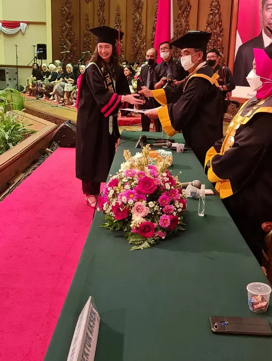 Verlita Evelyn ikuti wisuda S-2 di kampusnya (Foto: Instagram @ivan_saba)