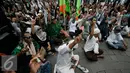 Massa dari ormas Islam se- DIY menggelar aksi protes kepada Ahok atas penghinaan terhadap Al-qur'an di Titik Nol km, Yogya, Minggu (9/10). Mereka mendukung PP Muhammadiah yang telah melaporkan Ahok ke Polda Metro Jaya. (Liputan6.com/ Boy Harjanto)