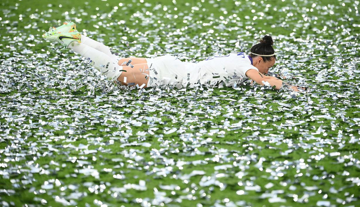 Pemain Timnas Wanita Inggris, Lucy Bronze merayakan kemenangan saat timnya menjadi juara Euro 2022 usai mengalahkan Jerman 2-1 pada babak final di stadion Wembley, di London, pada Juli 31 Desember 2022. (AFP/Franck Fife)