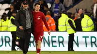 Manajer Liverpool, Jurgen Klopp, merayakan kemenangan 3-0 atas Leicester City bersama Curtis Jones pada laga pekan ke-36 Premier League 2022/2023. (AFP/Darren Staples)