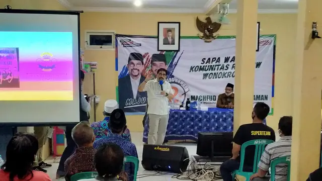 Calon Wali Kota Surabaya Machfud Arifin berkampanye keliling kampung di Surabaya
