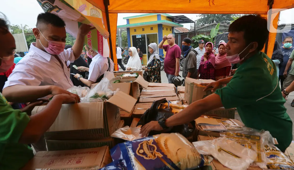 Petugas menyiapakn gula pasir yang akan dijual dengan harga Rp 12.500 per kg pada Operasi Pasar di Pasar Inpres Kramat Jati, Jakarta, Rabu (18/3/2020). Perum Bulog bekerja sama dengan Sugar Group Companies menyiapkan 10 ton suplai gula tiap harinya di 5 pasar. (Liputan6.com/Fery Pradolo)