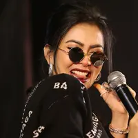 Belakangan sedang ramai dibicarakan soal kasus penipuan yang telah dilakukan biro perjalanan Umroh First Travel. Setelah diketahui banyak korban yang tertipu, kini sederet nama selebriti pun disebut terlibat di dalamnya. (Nurwahyunan/Bintang.com)