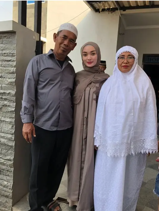 Zaskia Gotik bersama ayah dan ibunya (Instagram/ zaskia_gotix)
