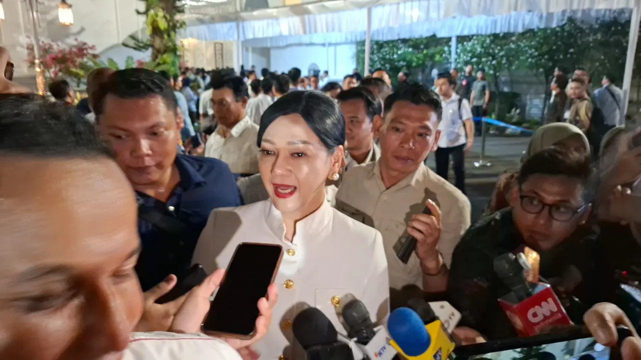 Ketua Dewan Komisioner Otoritas Jasa Keuangan (OJK), Friderica Widyasari Dewi, di Kompleks Istana Kepresidenan, Jakarta, Rabu (21/10/2026). (Liputan6.com/Arief)