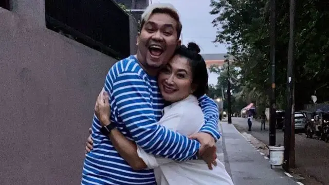 6 Potret Persahabatan Indra Bekti dan Indi Barends, Menangis Saat Tahu Pembuluh Darah Pecah