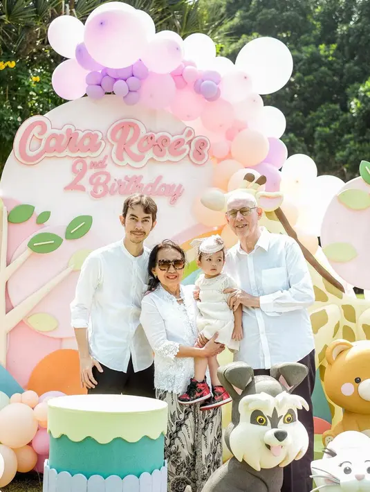 Cara Rose berpose bersama kakek, nenek, juga pamannya. (Foto: Instgaram/ riantic)