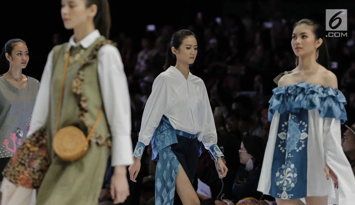 Model membawakan busana karya para perancang yang tergabung dalam Kopikkon pada Indonesia Fashion Week 2018 di JCC, Jakarta, Sabtu (31/3). Kopikkon merupakan bagian dari pengembangan ekonomi kreatif nasional bentukan Bekraf. (Liputan6.com/Faizal Fanani)