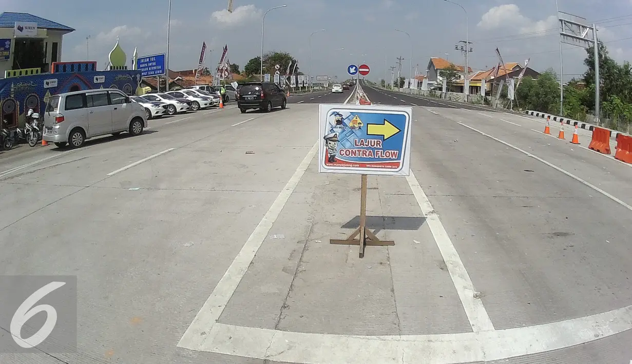 Suasana pertigaan exit tol brebes timur-pantura, Jawa Tengah, Sabtu (9/7). H+3, dari exit tol Brebes timur telah diberlakukan contra flow sampai km 267. (Liputan6.com/Herman Zakharia)