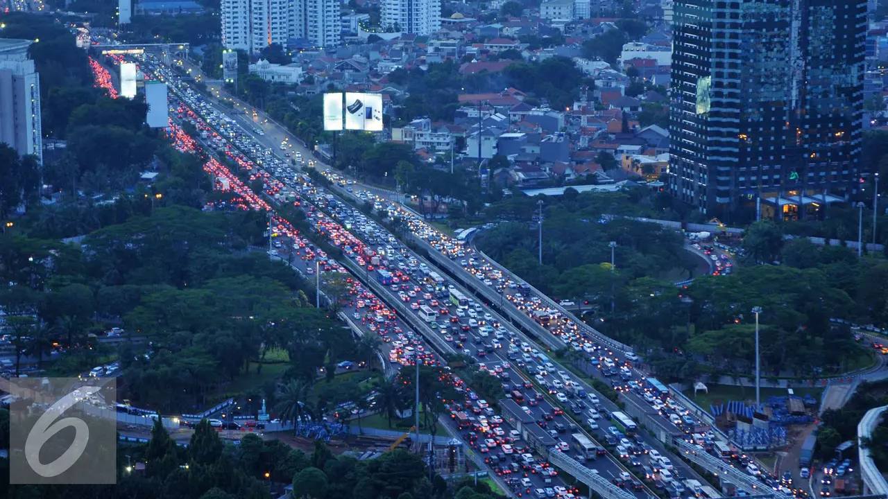 20160909- Antrean Kendaraan Jelang Libur Panjang-Jakarta- Gempur M Surya