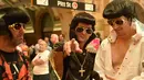Sejumlah penggemar Elvis mengenakan kostum berpose saat berfoto bersama sebelum naik kereta ke The Parkes Elvis Festival, di Sydney (11/1). (AFP Photo/Peter Parks)