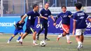 Legenda Timnas Indonesia, Atep Rizal, bermain sepak bola bersama anak-anak SSB pada acara Dukung Generasi Emas Sepak Bola Indonesia bersama Aice di Pancoran Soccer Field, Jakarta Selatan, Selasa (25/7/2023). (Bola.com/M Iqbal Ichsan)