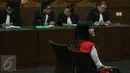 Jessica Kumala Wongso, terdakwa kasus pembunuhan Wayan Mirna Salihin, saat mendengarkan pembacaan putusan Majelis Hakim di PN Jakarta Pusat, Selasa (28/6). PN Jakpus menolak eksepsi yang diajukan kuasa hukum Jessica Wongso. (Liputan6.com/Faizal Fanani)