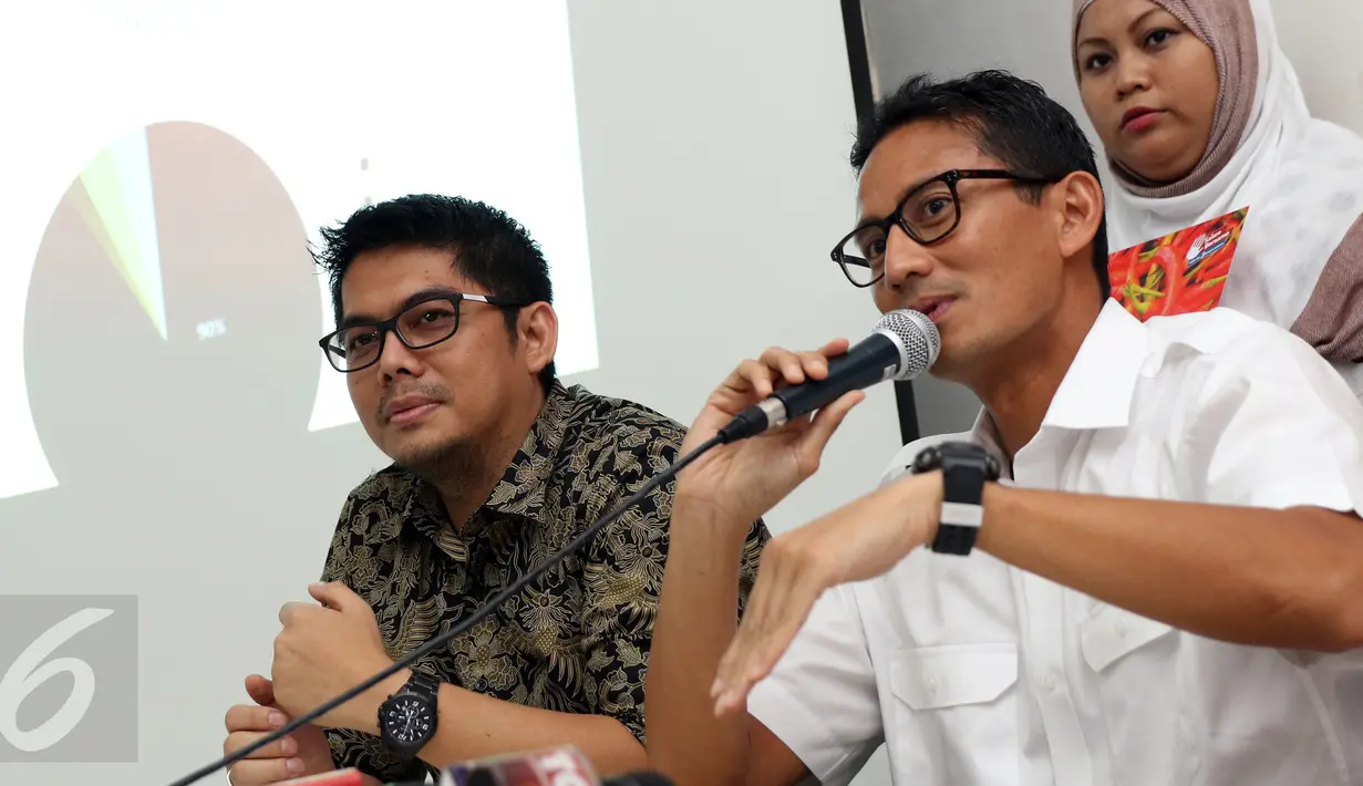 Cawagub DKI Jakarta, Sandiaga Uno (kanan) jelang memaparkan rekapitulasi penerimaan dan pengeluaran dana kampanye di Jakarta, Kamis (8/12). Sandi memaparkan hasil rekapitulasi anggaran hingga 30 November 2016. (Liputan6.com/Helmi Fithriansyah) 