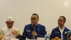 Ketua Umum PAN Zulkifli Hasan memberikan keterangan seusai bertemu Ketua PA 212 Slamet Maarif di Jakarta, Rabu (20/2). PAN akan memberikan bantuan hukum kepada Slamet dalam menghadapi kasus pidana pemilu di Jawa Tengah. (Liputan6.com/Herman Zakharia)