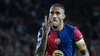 Pemain Barcelona, Raphinha, melakukan selebrasi setelah mencetak gol ke gawang Bayern Munchen, dalam laga matchday tiga Liga Champions 2024/2025 di Estadi Olimpic Lluis Companys, Kamis (24/10/2024). (AP Photo/Joan Monfort)